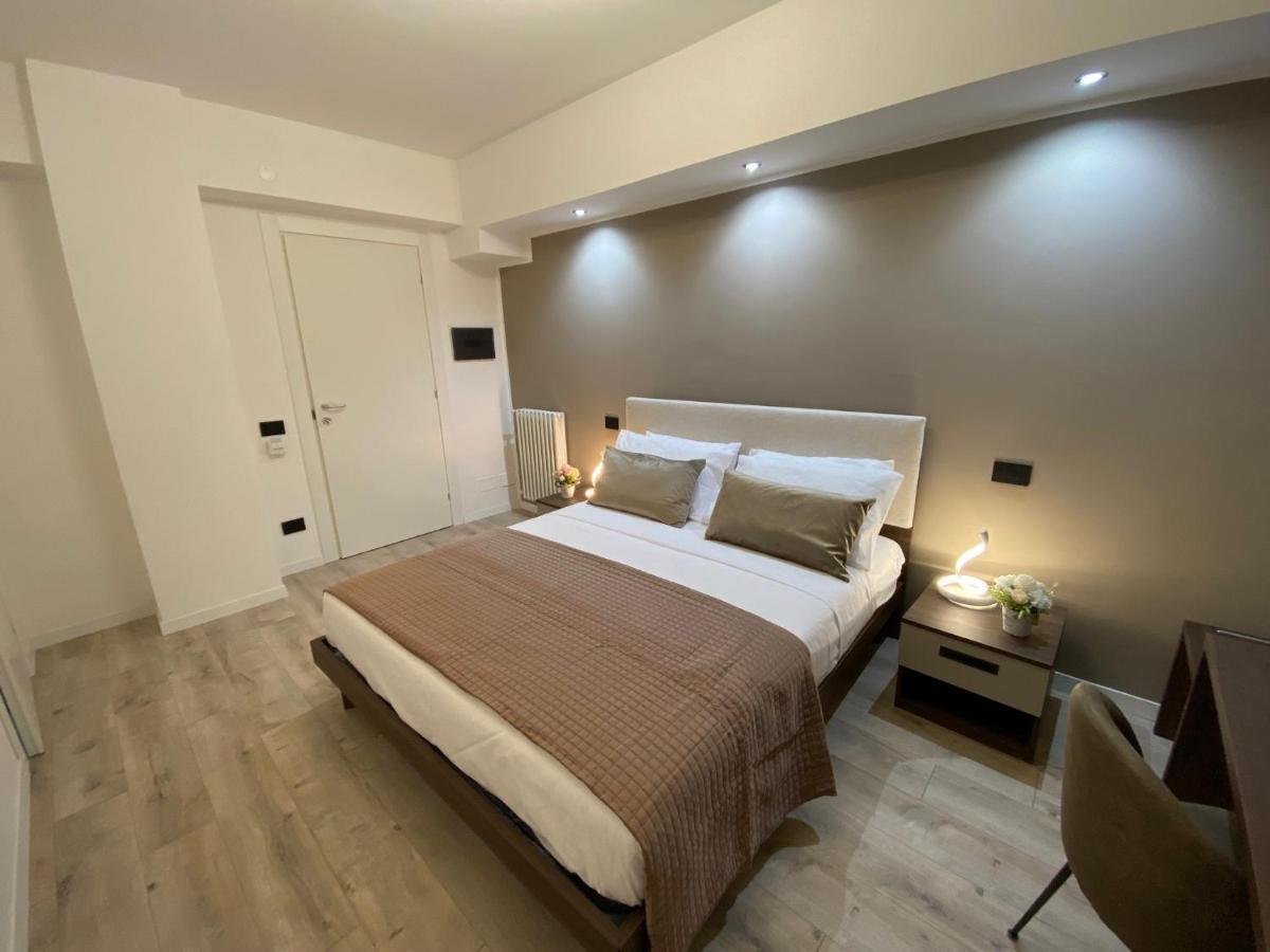 Hotel Plaza Ungheria Palermo Bagian luar foto