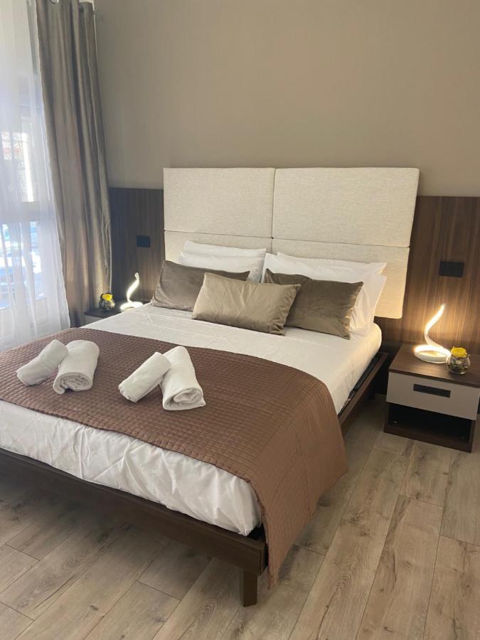 Hotel Plaza Ungheria Palermo Bagian luar foto