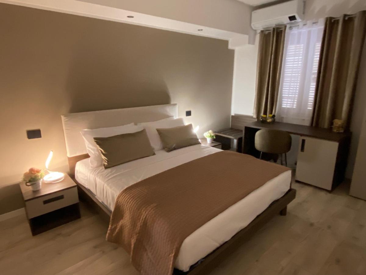 Hotel Plaza Ungheria Palermo Bagian luar foto