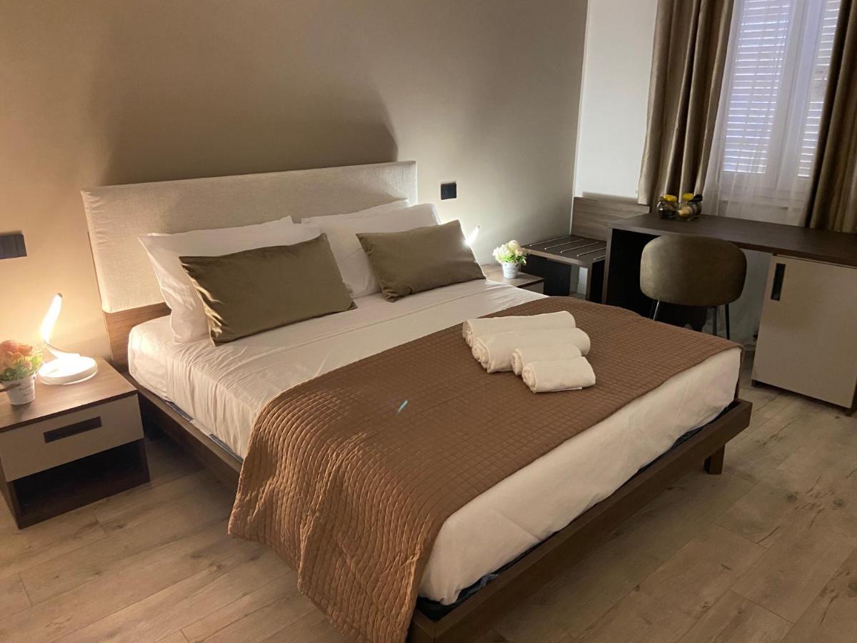 Hotel Plaza Ungheria Palermo Bagian luar foto
